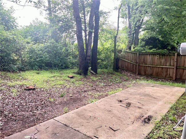 Building Photo - 564 S Pierremont Dr