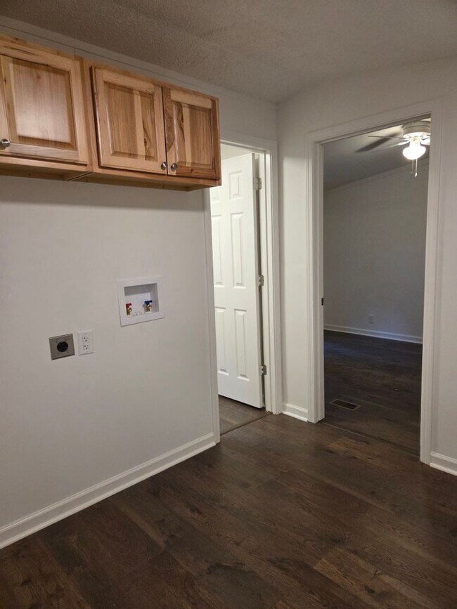Building Photo - $1,700 - 2 Bedroom / 1 Bath Newly Remodeled Home in the Balsam Community