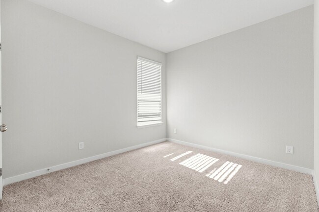Building Photo - 707 Staglin St