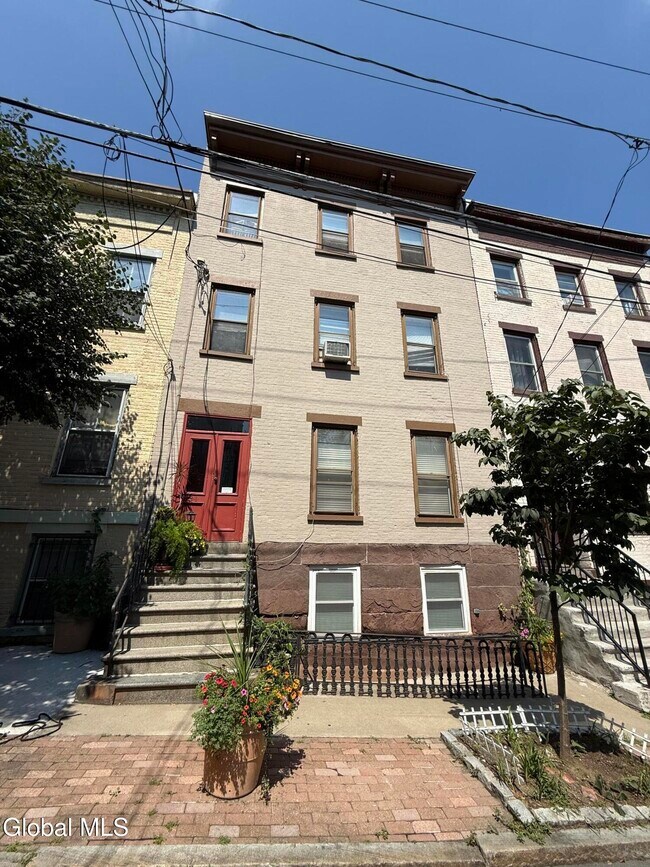 Building Photo - 31 Elm St