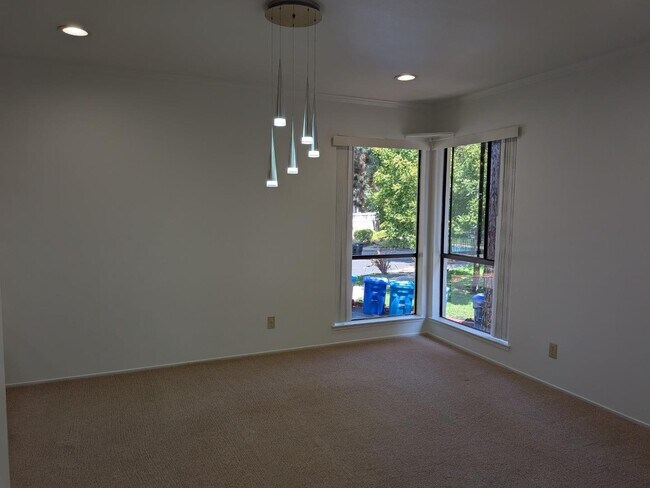 Building Photo - 217 Ada Ave