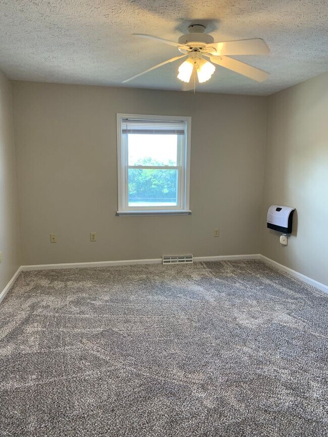 Building Photo - CONTRACT PENDING!!Spacious 2-story, 3 bed/...