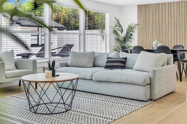 Building Photo - 1921 Fern Ave