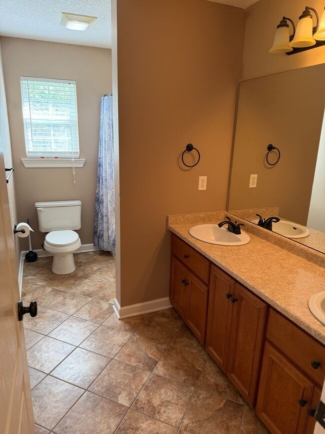Building Photo - 212 Autumn Ridge Ct