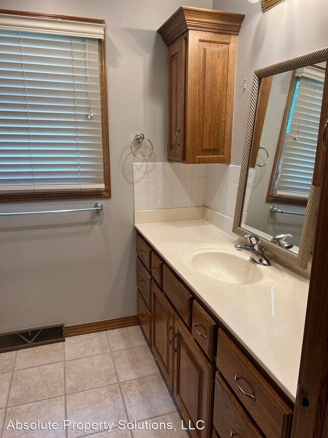 Building Photo - 4 br, 3 bath House - 207 S York Ave