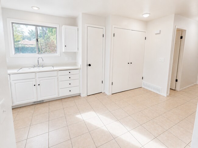 Building Photo - 51 W 1100 S