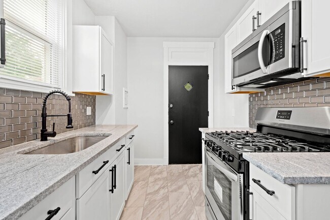 Building Photo - SCORE 1ST MONTH'S RENT FREE IF SIGNED BY AUGUST 7! Spectacular 3 bedroom home in Carrick availabl...
