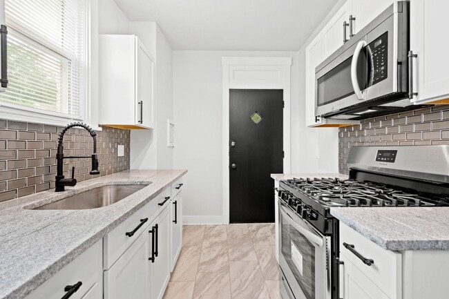 Building Photo - SCORE 50% OFF 1ST MONTH'S RENT IF SIGNED BY JULY 17! Spectacular 3 bedroom home in Carrick availa...