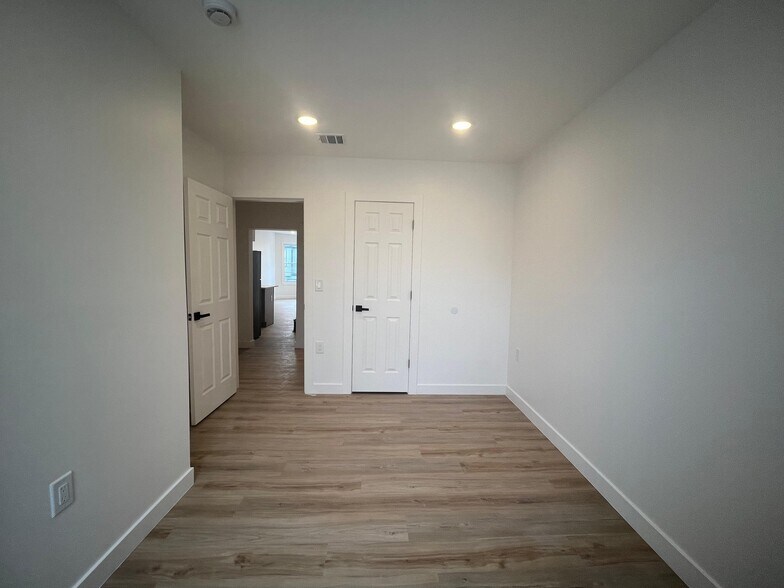 Building Photo - 13 Bartholdi Ave