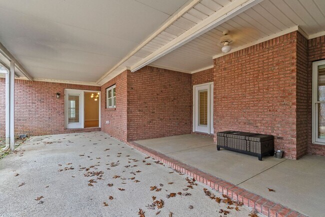 Building Photo - 10495 Royal Points Dr