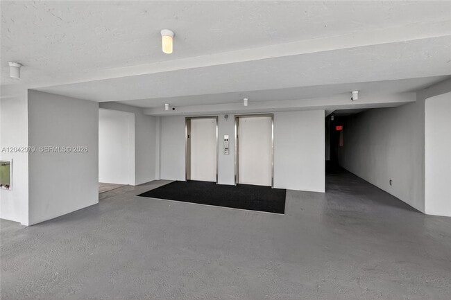 Building Photo - 4015 W Palm Aire Dr