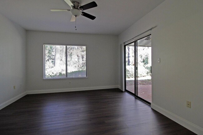 Building Photo - 3 Bedroom Townhouse in Gleneagles Community of Bluewater Bay!