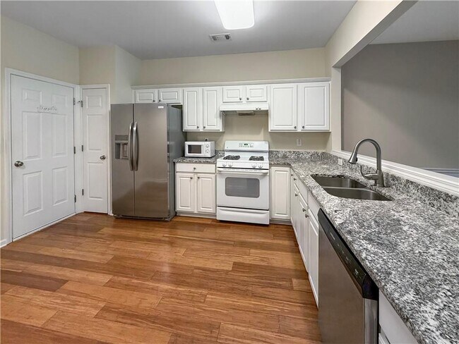 Building Photo - 2380 Fairlie Dr