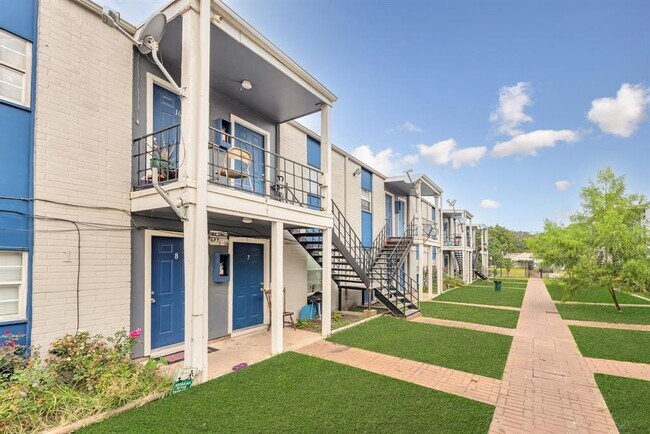Building Photo - 1802 N Wayside Dr