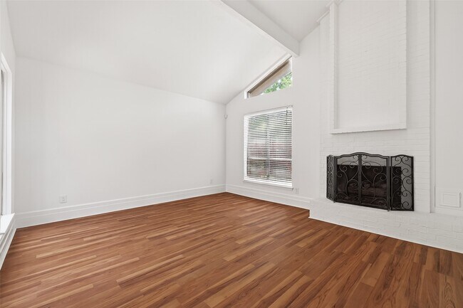 Building Photo - 15903 Hickory Knoll Dr