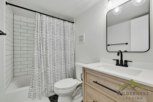 Building Photo - Gorgeous Remodeled Treehouse 2 Bed with Mo...