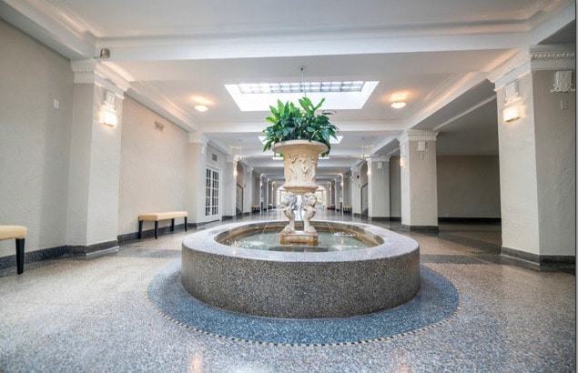 Building Photo - 4240 N Clarendon Ave