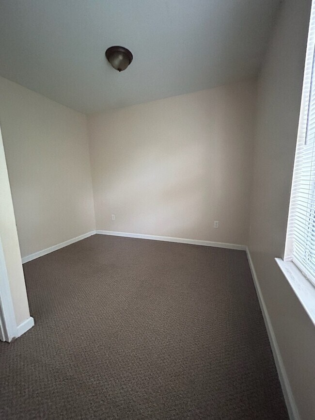 Building Photo - 2 Bedroom Apartment in Piedmont!