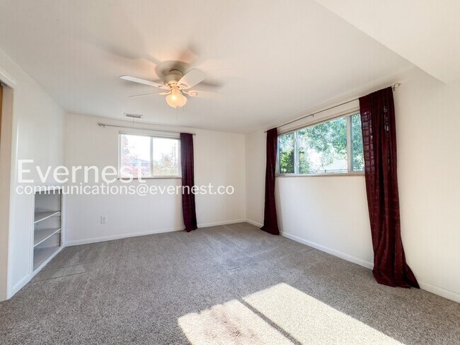 Building Photo - 4-Bed/2-Bath House Charming Home with Fenced Yard/ Available Now!