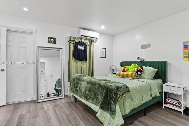 Building Photo - 920 SW 30th St