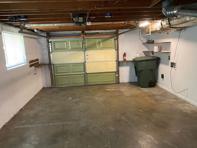 Building Photo - Three Bedroom, Large Lot, Pet Friendly,Hixson! ***Monthly rent $1900.00!***