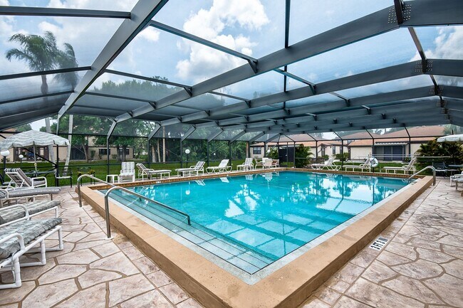 Building Photo - IDEAL CENTRAL LOCATION IN PORT CHARLOTTE