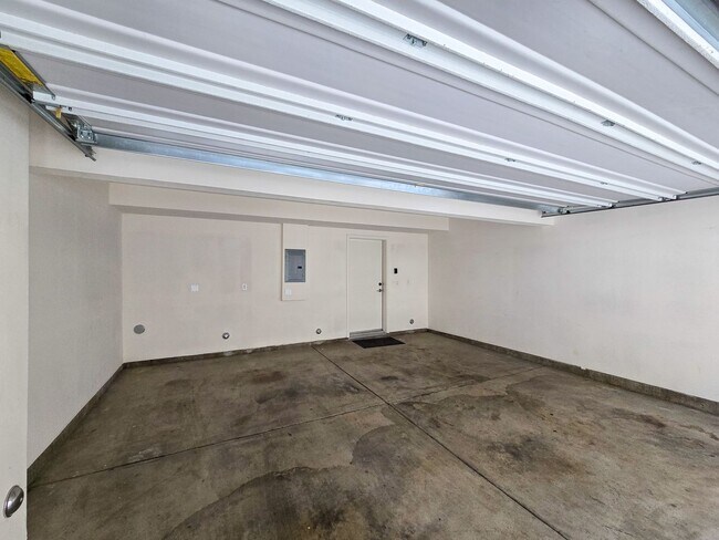 Building Photo - Luxury Townhome Centrally Located in Silver Lake!