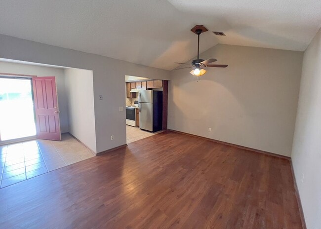 Building Photo - Sweet Duplex in Edmond!