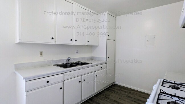 Building Photo - 1810 W Greenleaf Ave