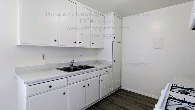 Building Photo - 1810 WGreenleaf Ave-3