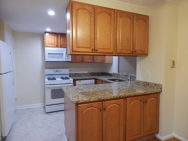 Building Photo - NICELY UPDATED DUPLEX NEAR METRO