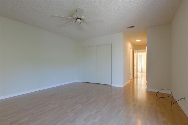 Building Photo - Great Home in Secure Complex