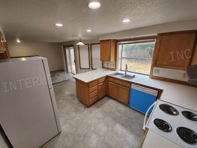 Building Photo - Spacious 4bd 2.5ba Rock Creek Home With 2 ...