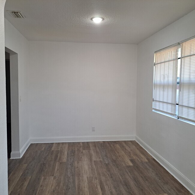 Building Photo - 1416 W 13th St