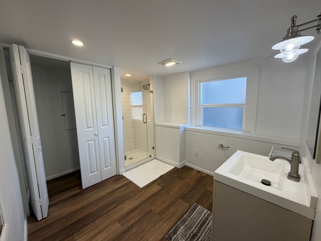 Building Photo - 879 E 28th St