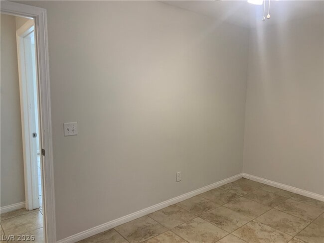 Building Photo - 548 Zuber Ave