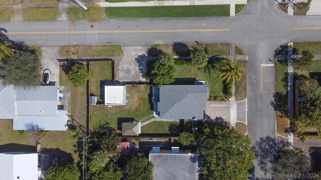 Building Photo - 301 Hawthorne Dr