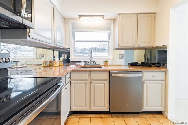 Building Photo - 24356 E River Rd