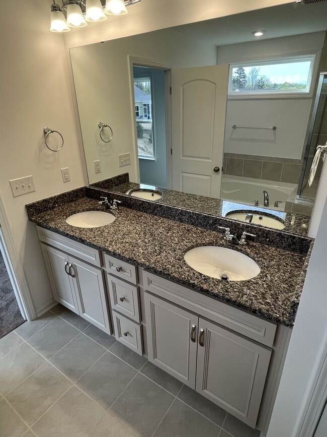 Building Photo - Large, Newer 4 Bedroom + Office and Loft i...