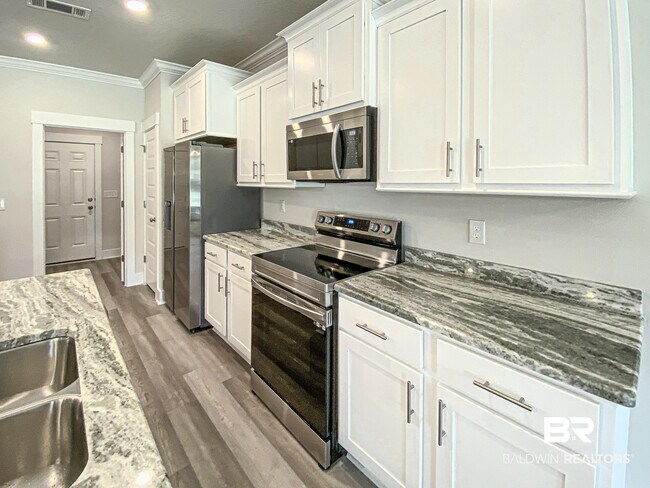 Building Photo - 10078 Lakeview Dr