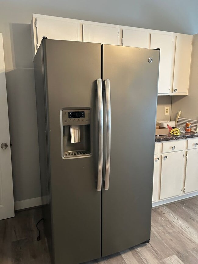 Building Photo - Spacious 3 Bedroom Townhome