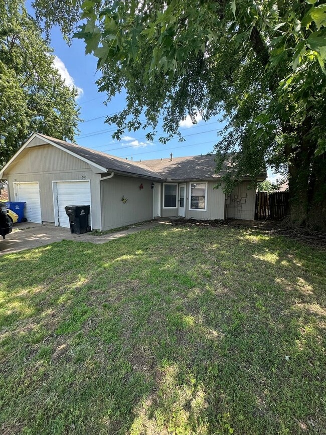 Building Photo - 3 bed 2 bath