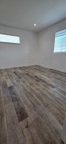 Building Photo - 642 N Manhattan Pl