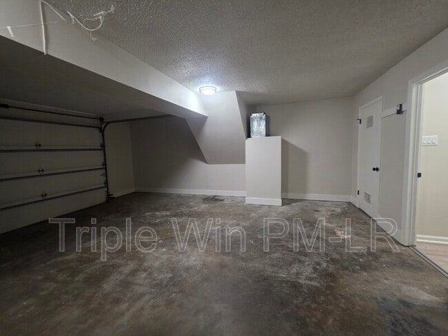 Building Photo - 12320 Shawnee Forest Dr