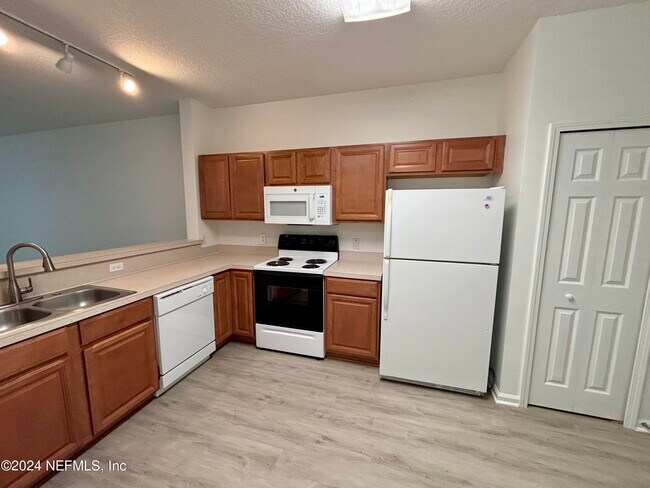 Building Photo - 369 Scrub Jay Dr