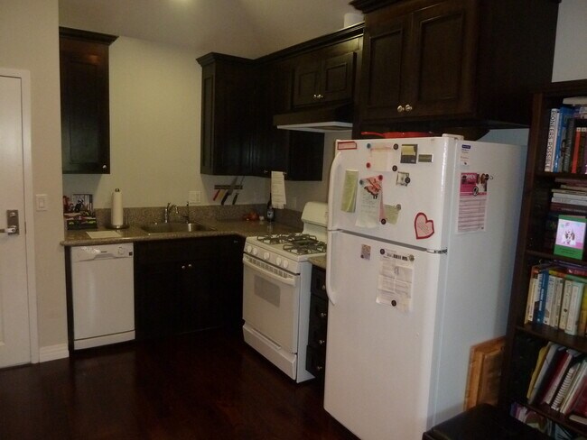 Kitchen - 1250 Edris Dr