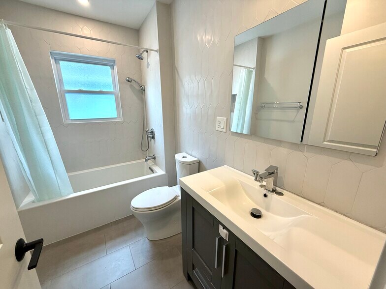 Bath 2 - 47 Governor Winthrop Rd