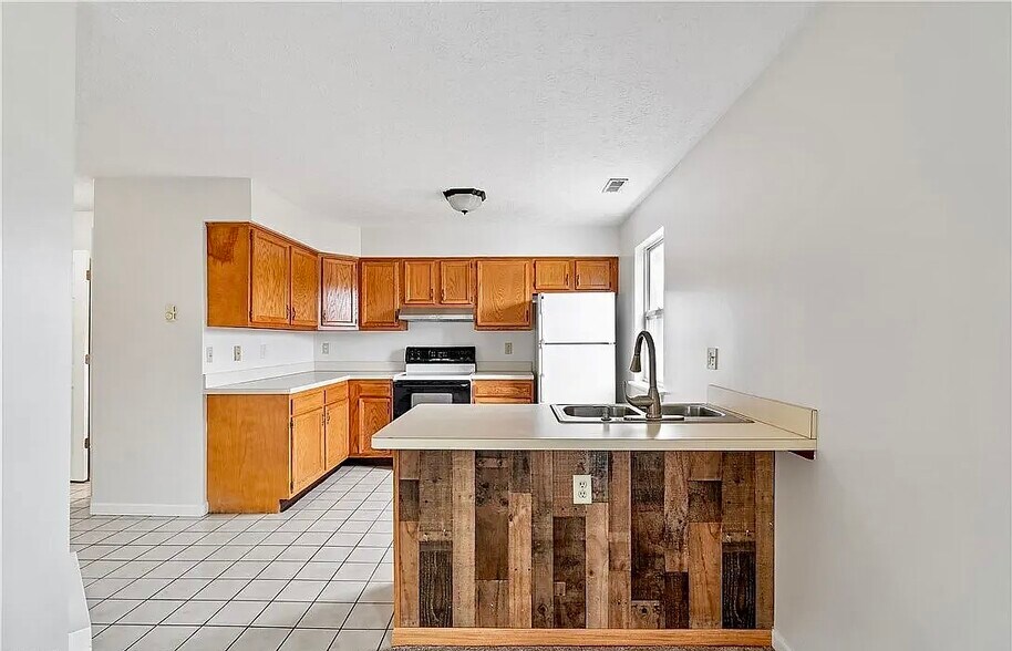 Building Photo - 2012 Rolling Meadows Ln