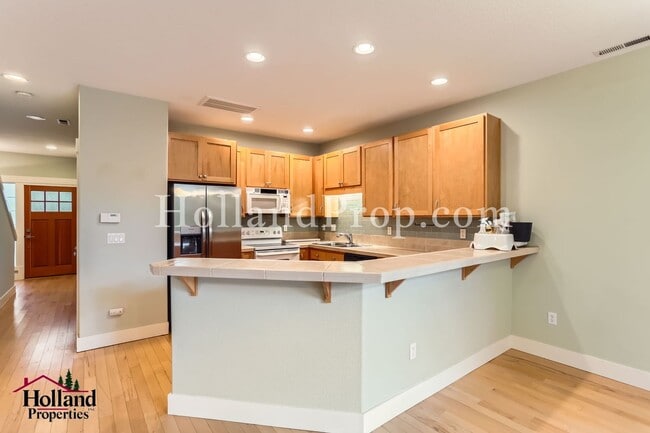 Building Photo - Bright & Spacious 3-Bedroom Townhome in a Prime Location!