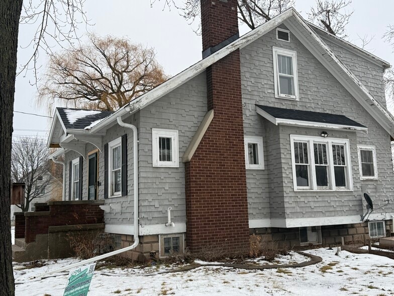 Building Photo - 818 N Van Buren St